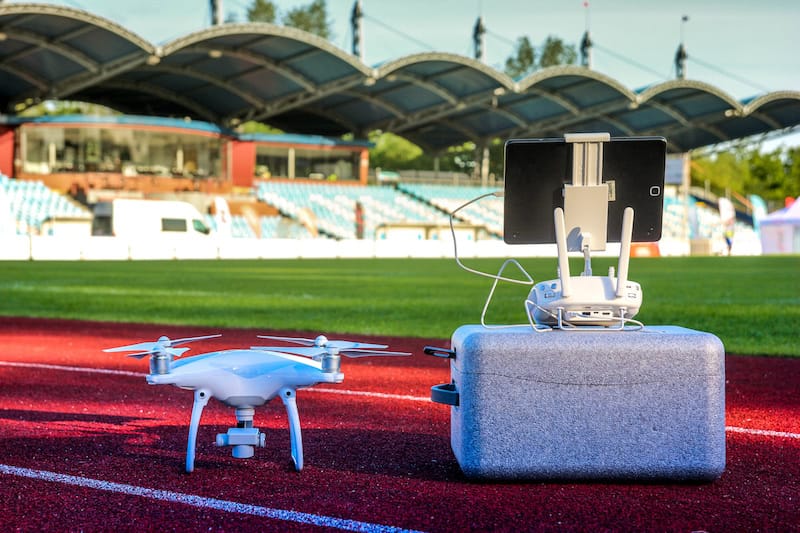 Dron DJI Phantom sobre el suelo de un estadio deportivo.