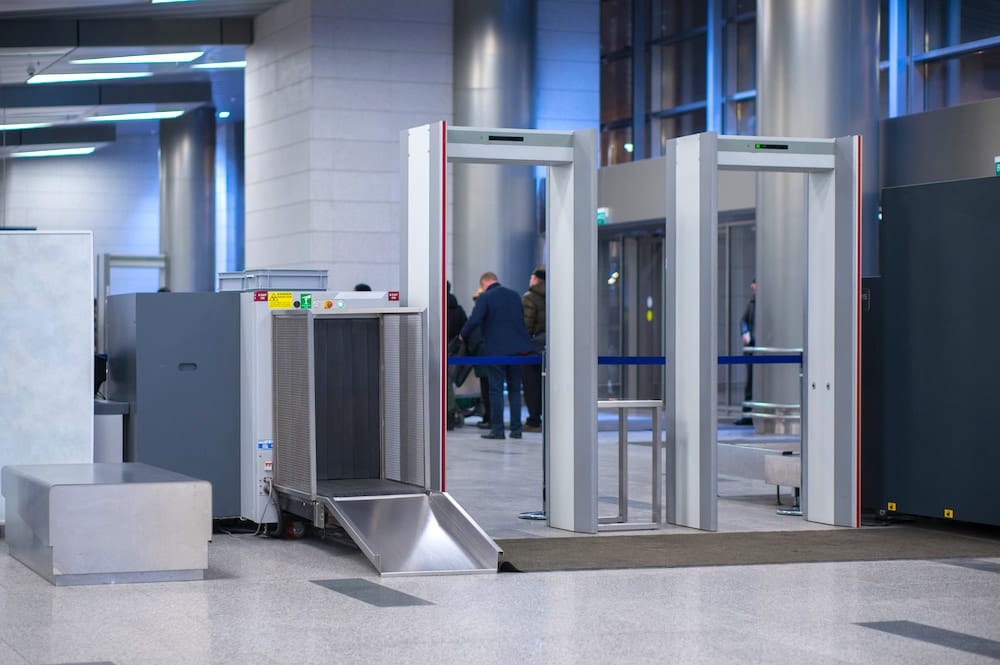 Control de seguridad y arcos de detección de metales en la zona de salidas del Aeropuerto.