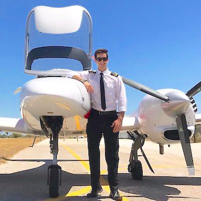 Jesús Magaz junto a la Diamond DA42, avión que utilizó durante el entrenamiento.