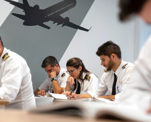 Alumnos de One Air en clase de teoría ATPL preparando los exámenes de piloto.