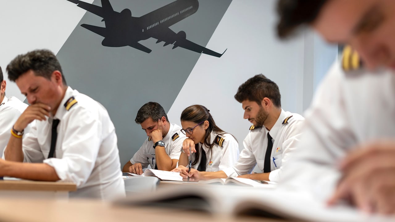 Alumnos de One Air en clase de teoría ATPL preparando los exámenes de piloto.