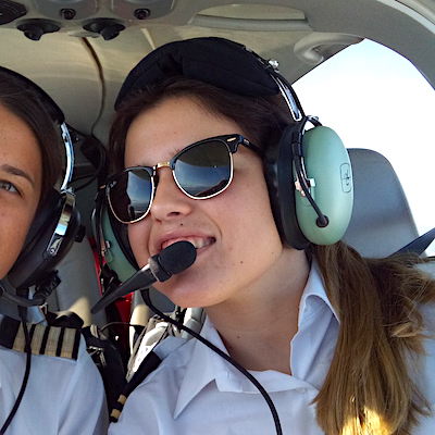 Alumna de la escuela de pilotos One Air volando con su instructora.