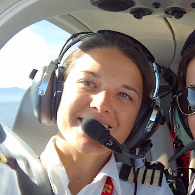 Mujer piloto instructora de vuelo en One Air.