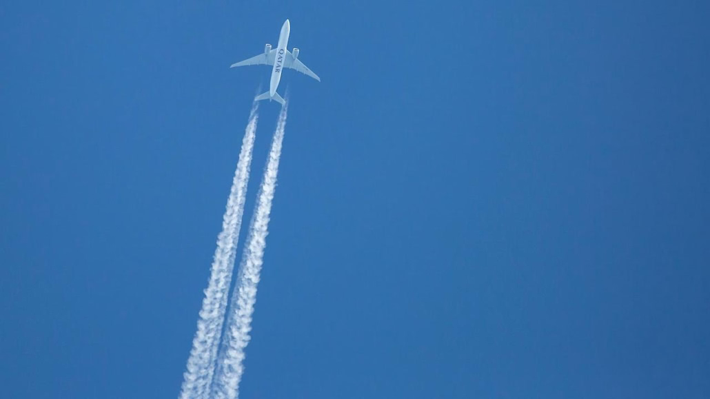 Contrails ¿Por qué los aviones dejan una estela blanca? One Air Contrails ¿Por qué los aviones dejan una estela blanca? One Air