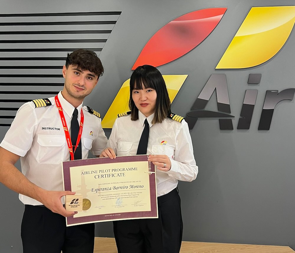 Esperanza Barrero, una de las mujeres piloto en activo, recibiendo sus galones en One Air