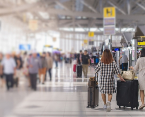 Aeropuerto lleno de personas