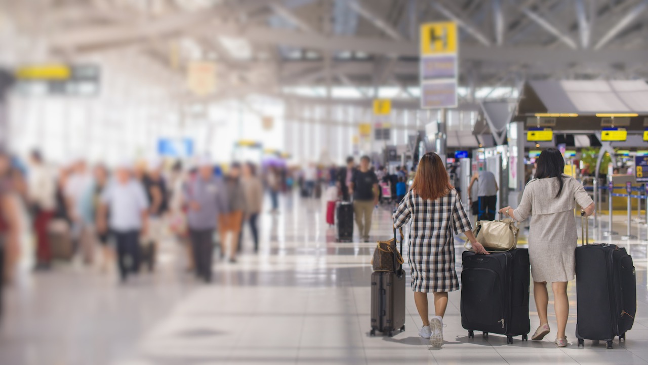 Aeropuerto lleno de personas