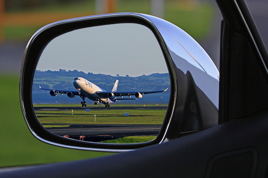 Avión de la familia Airbus A320 despegando