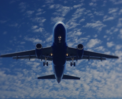 Avión Airbus cruzando nubes