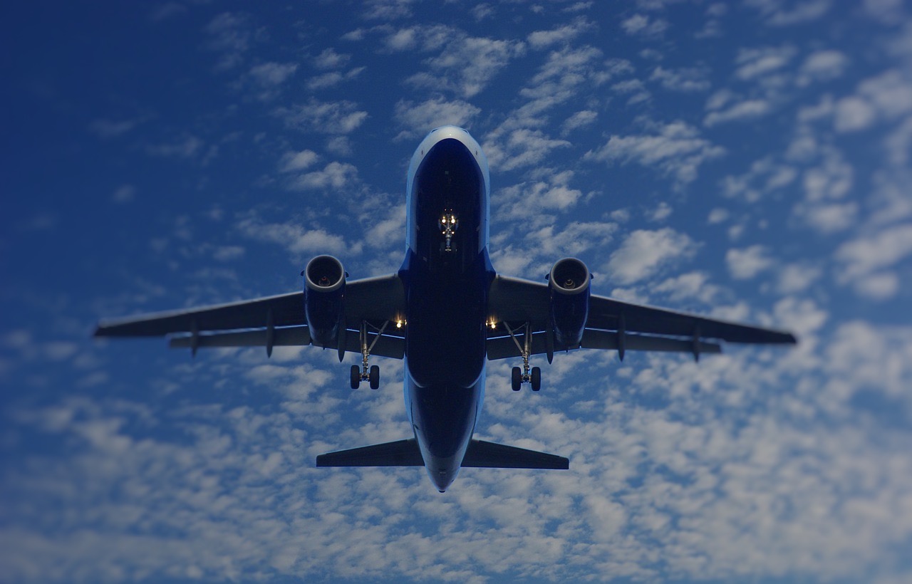 Avión Airbus cruzando nubes