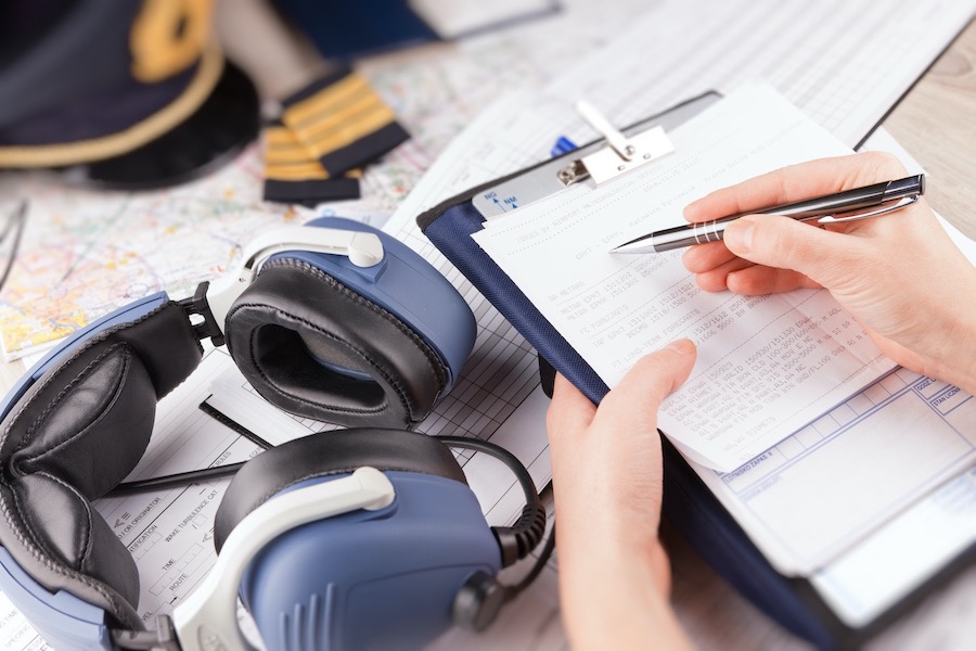 Piloto en formación estudiando antes de un vuelo