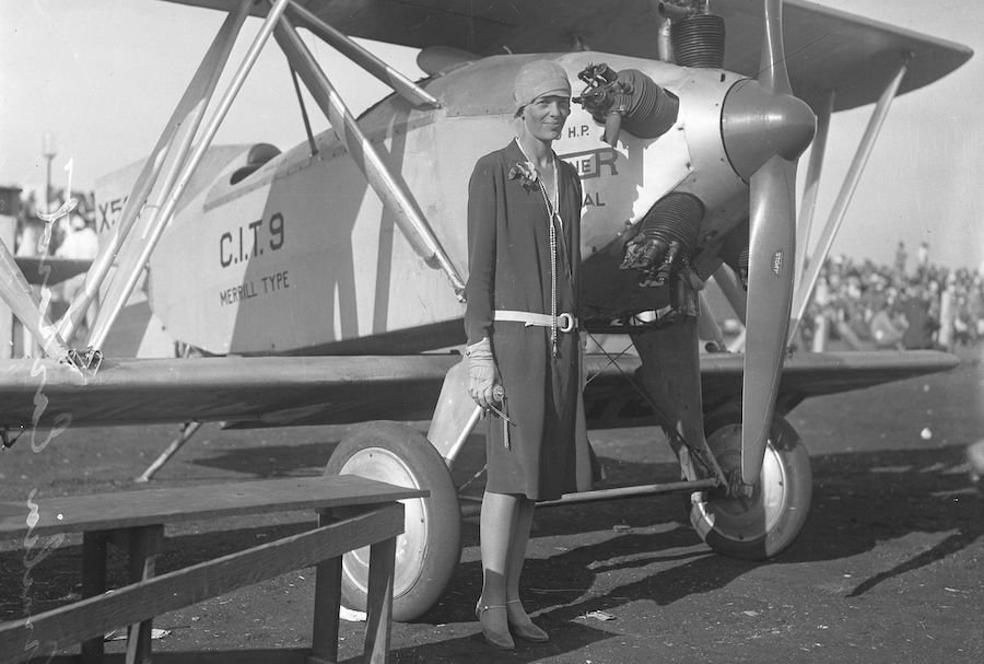 Amelia Earhart con una aeronave