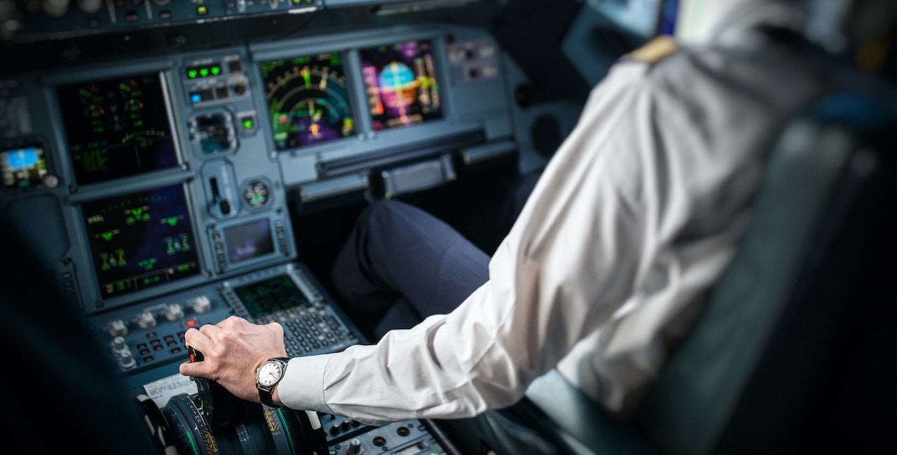 Piloto manejando un avión