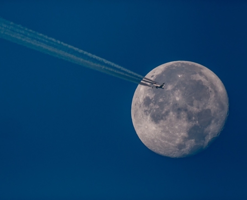 Modelo espacial de Airbus junto a la luna