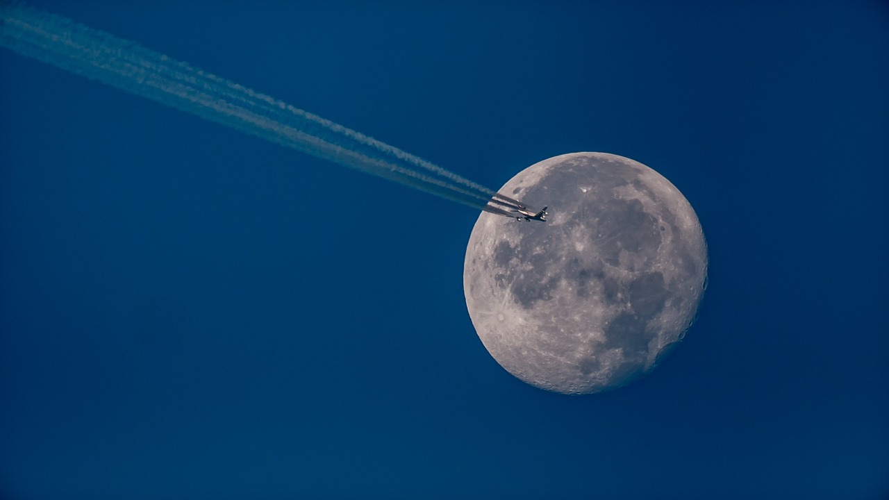 Modelo espacial de Airbus junto a la luna