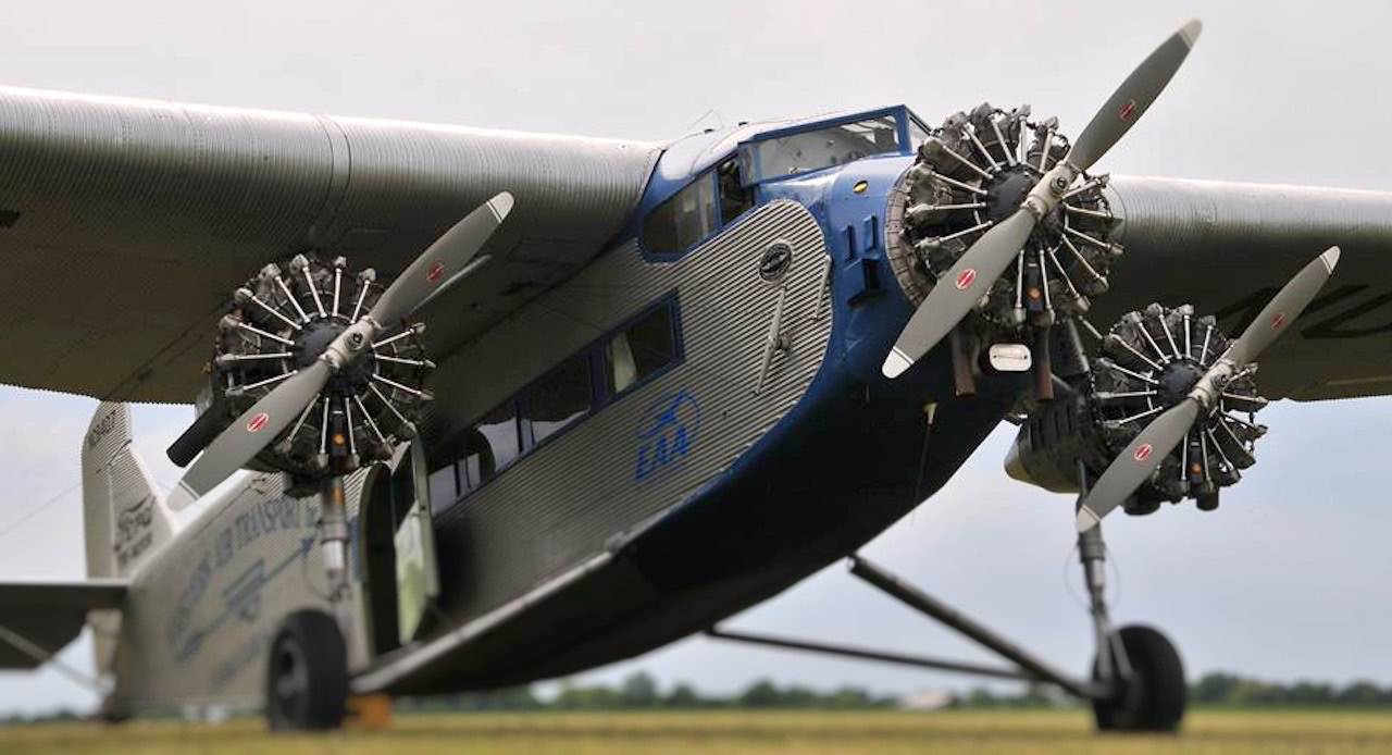 Avión de tres motores de la EAA en tierra