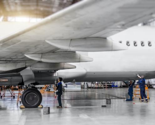 Operarios preparando un avión para vuelo