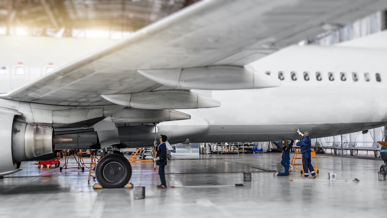 Operarios preparando un avión para vuelo