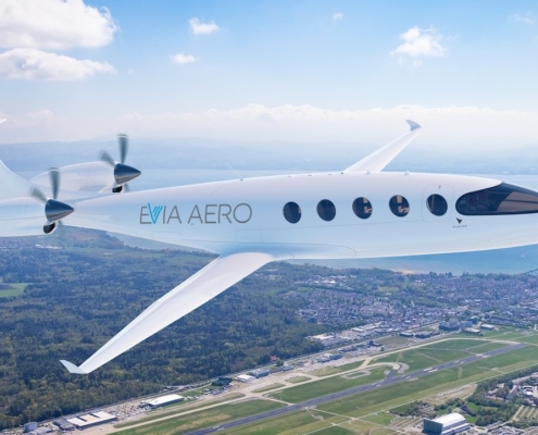 Avión eléctrico sobrevolando un campo