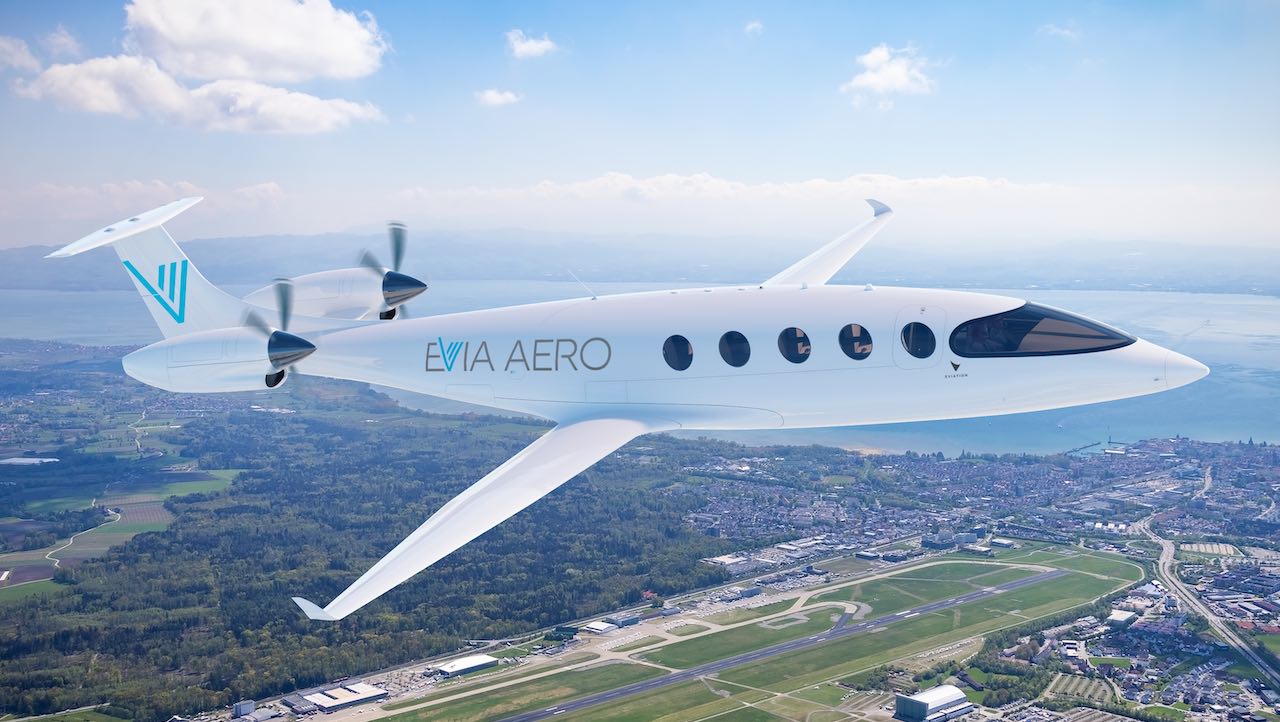 Avión eléctrico sobrevolando un campo