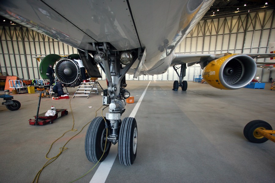 Reparación de avión tras una despresurización de cabina