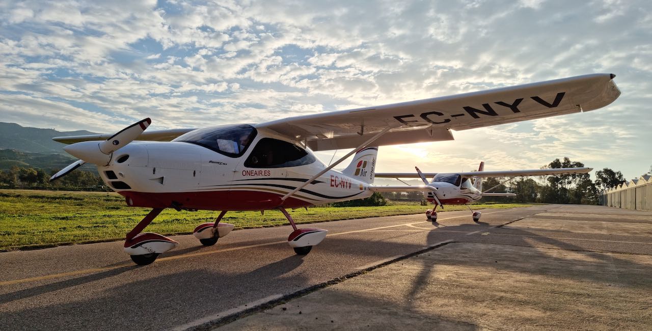 avion tecnam p2008jc aparcado