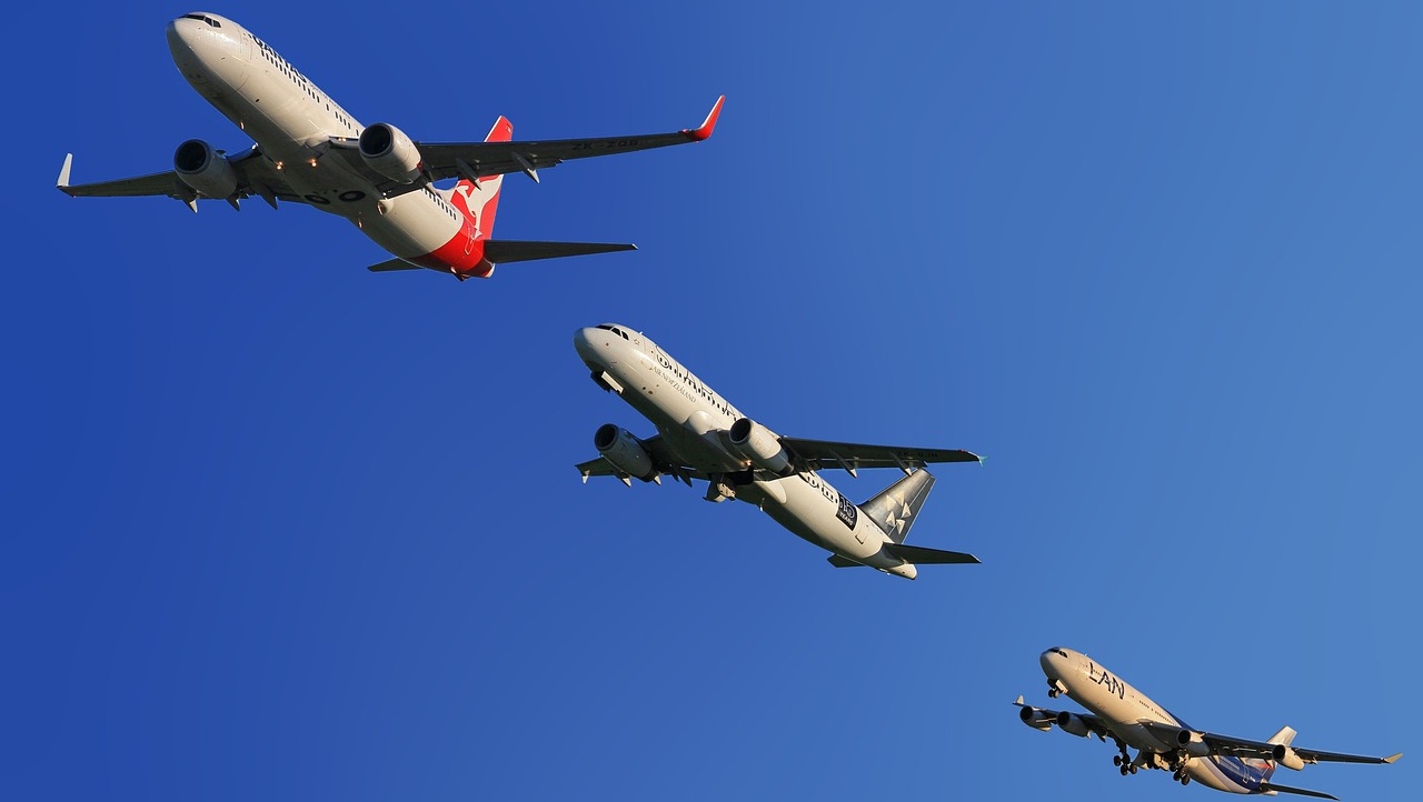 Tres aviones Boeing volando juntos