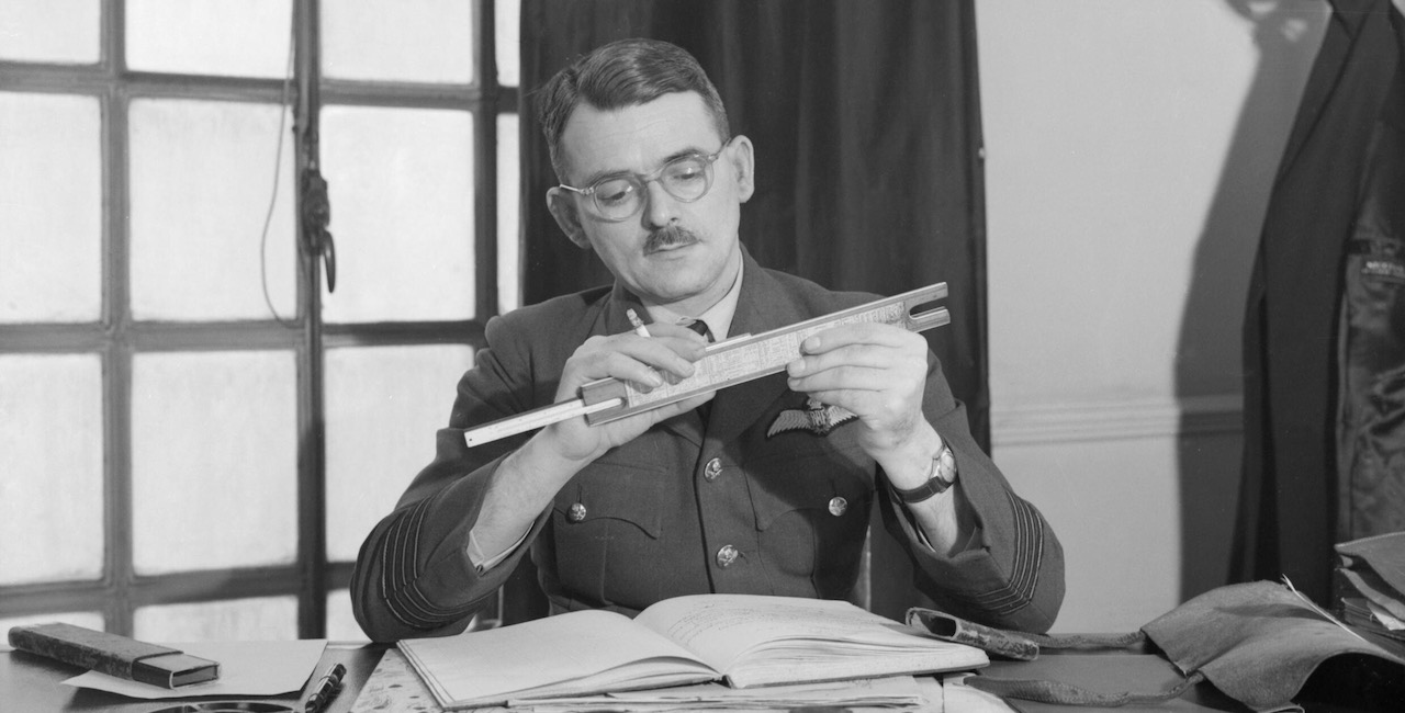 Frank Whittle observando un instrumento