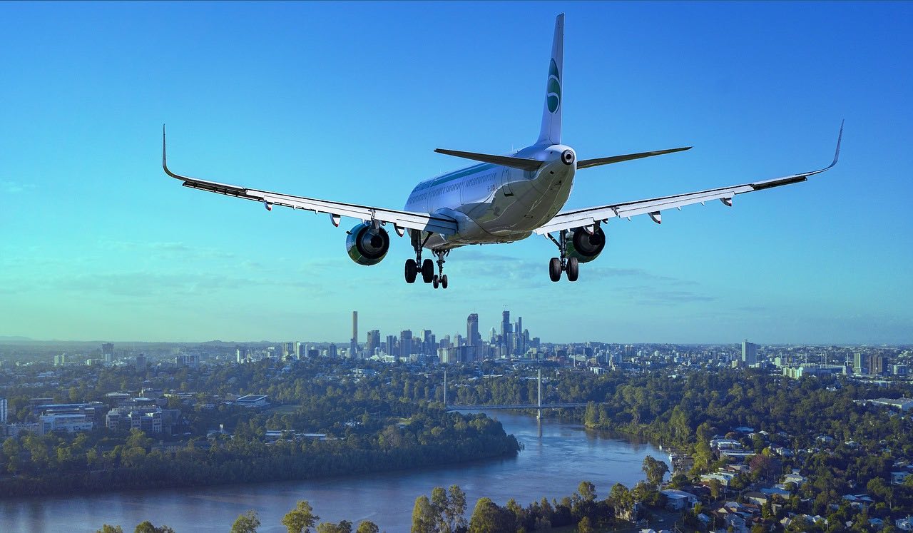 Avión blanco sobrevolando un río