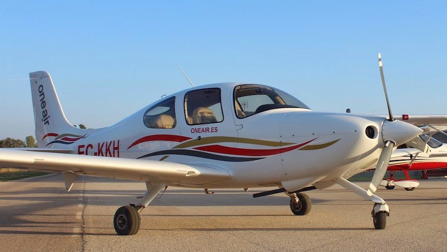 avión tecnam aparcado