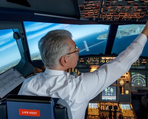 Cabina de piloto con un comandante manejando el panel de control