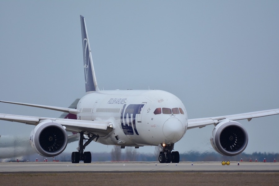 Avión Boeing 787 antes de despegar