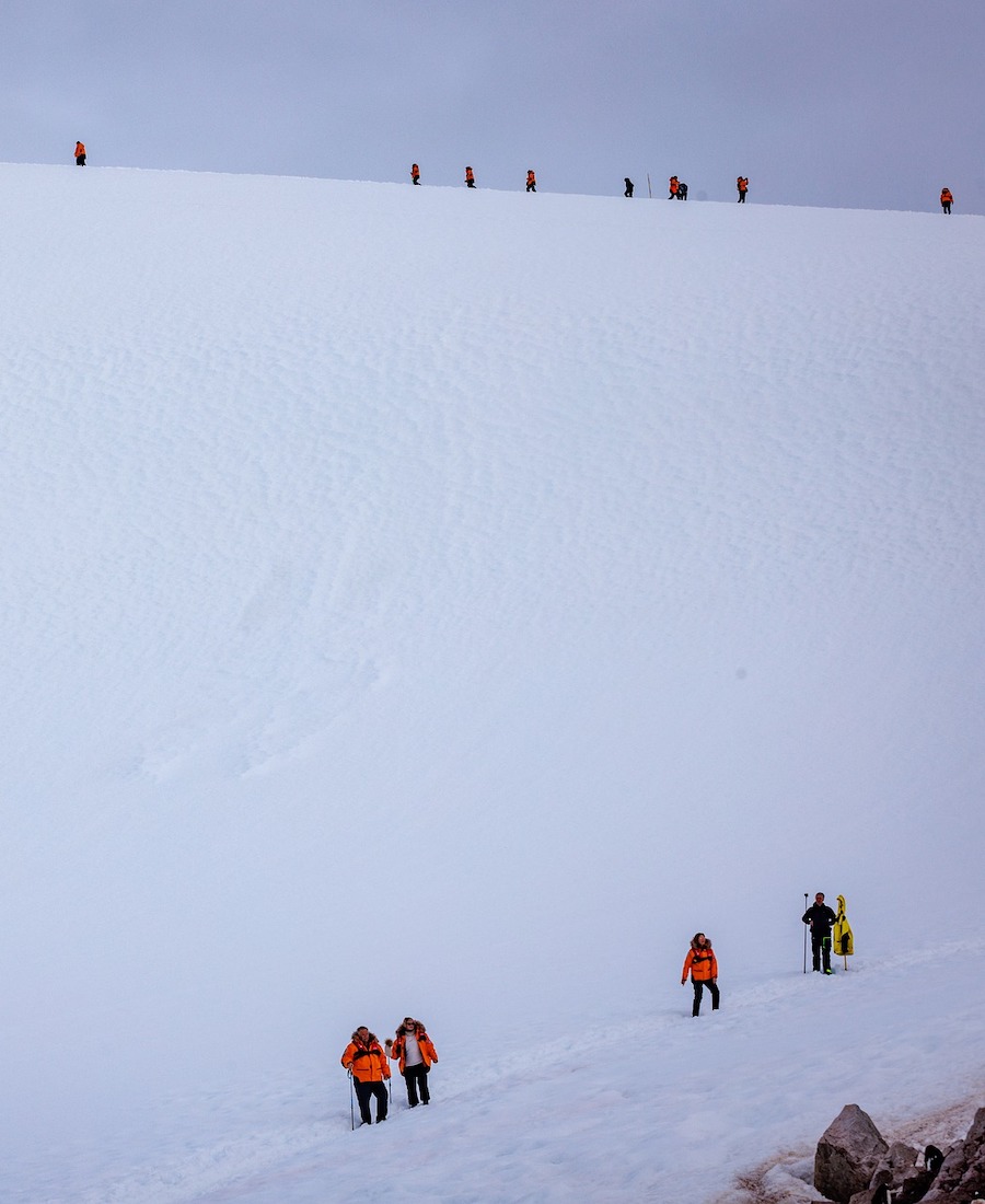 Turistas haciendo una ruta por la Antártida