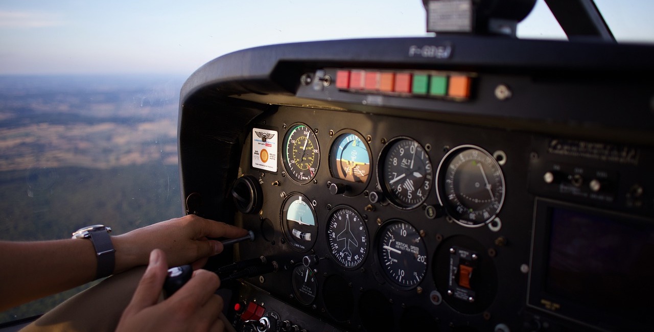 Cabina de piloto de una avioneta en vuelo