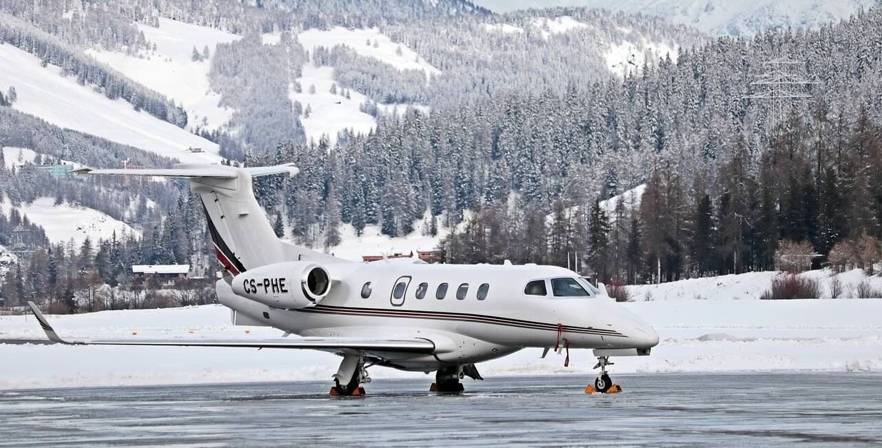 Avión privado en pista nevada. Plan de Invierno de AENA 2023-2024