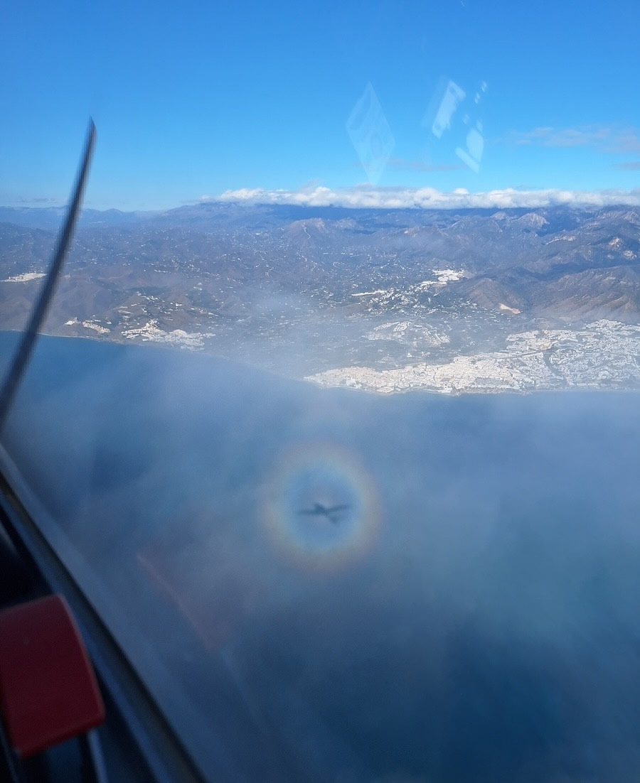 Anthelion o halo del aviador, efecto óptico en el aire