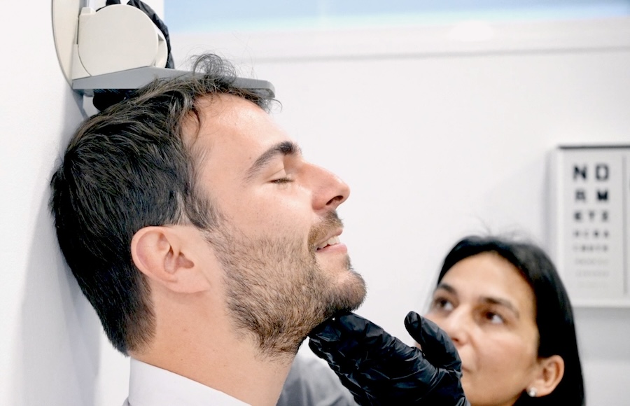 Piloto de avión realizando su reconocimiento médico