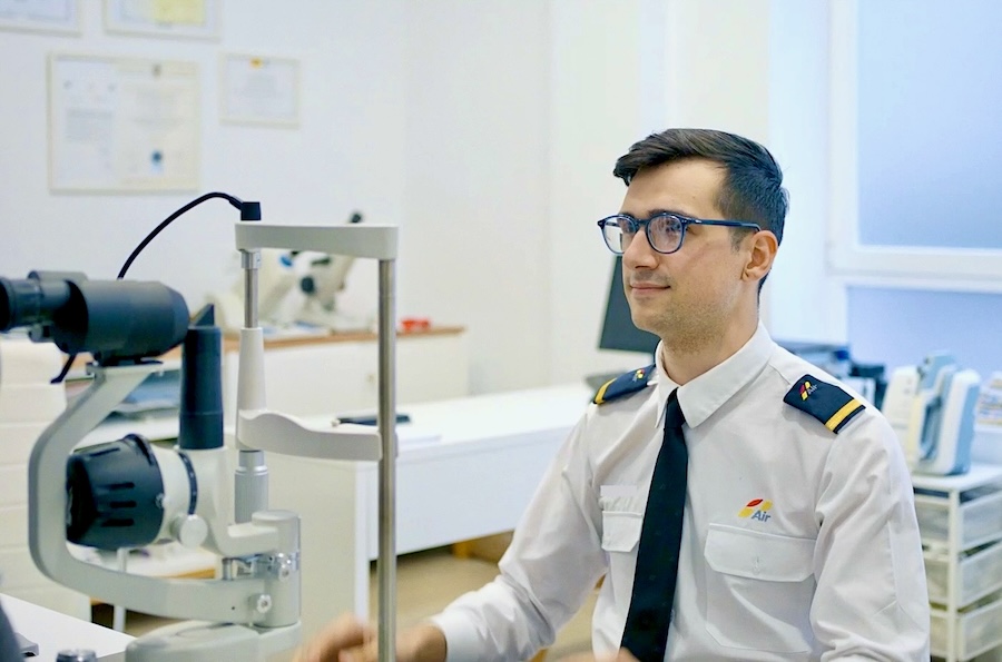 Piloto de avión pasando el reconocimiento médico aeronáutico