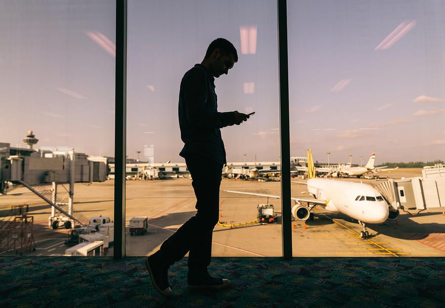 Pasajero en un aeropuerto de Andalucía, esperando a su vuelo