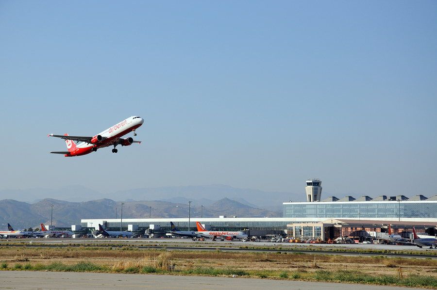 Aeropuerto de Andalucía con un avión despegando