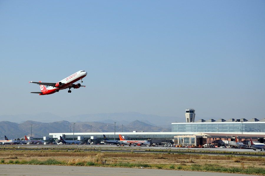 Aeropuerto de Andalucía con un avión despegando