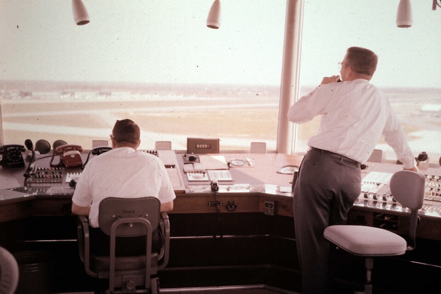 Controladores aéreos comunicándose con pilotos desde la torre de control