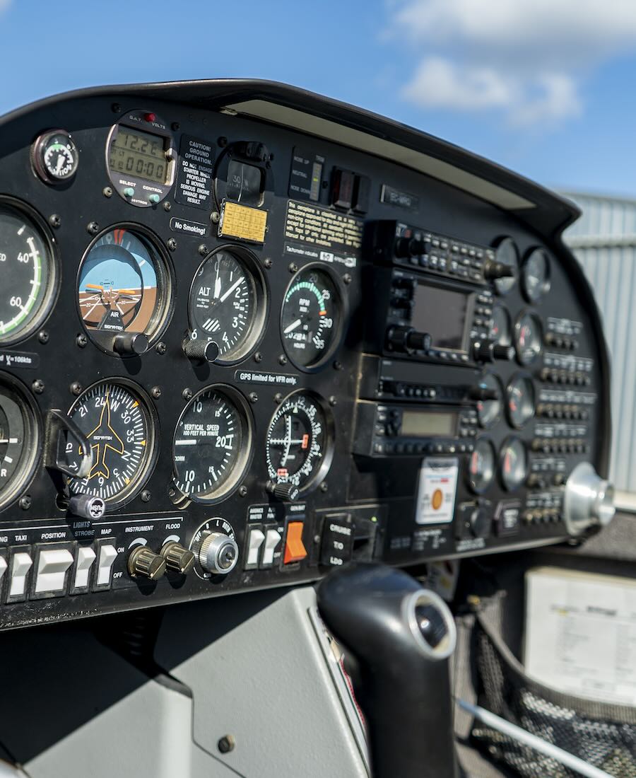 Cockpit analógico de un avión de instrucción