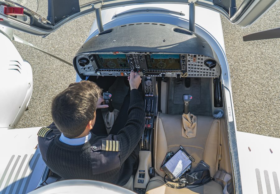 Glass cockpit en un avión de instrucción de One Air, en el Diamond DA42