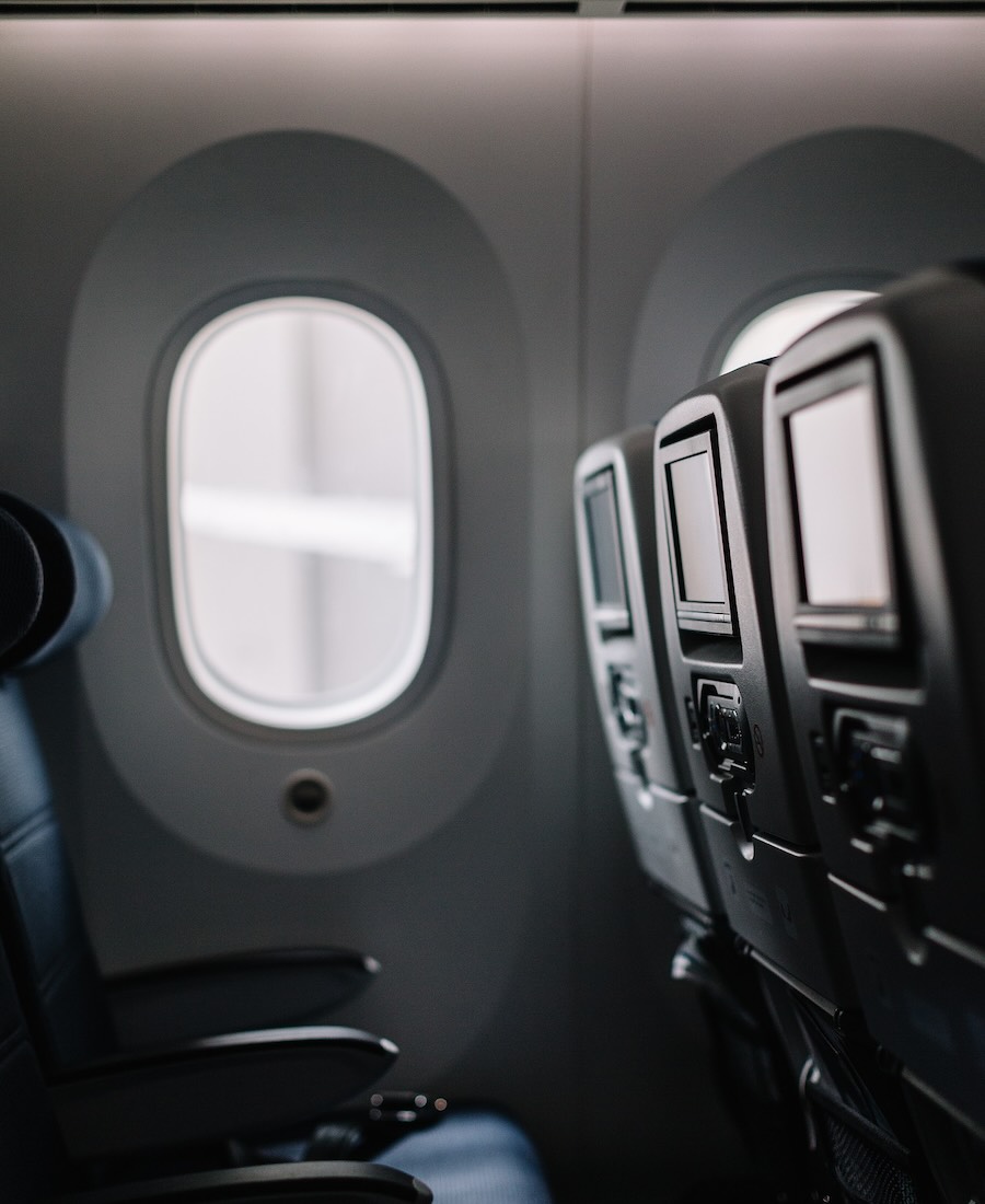 Asiento alineado con la ventanilla del avión