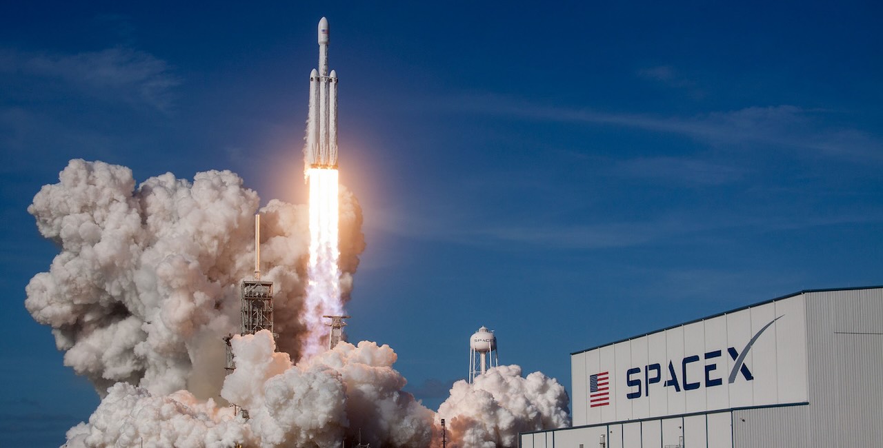 Lanzamiento de cohete en SpaceX, empresa que quiere ofrecer turismo espacial