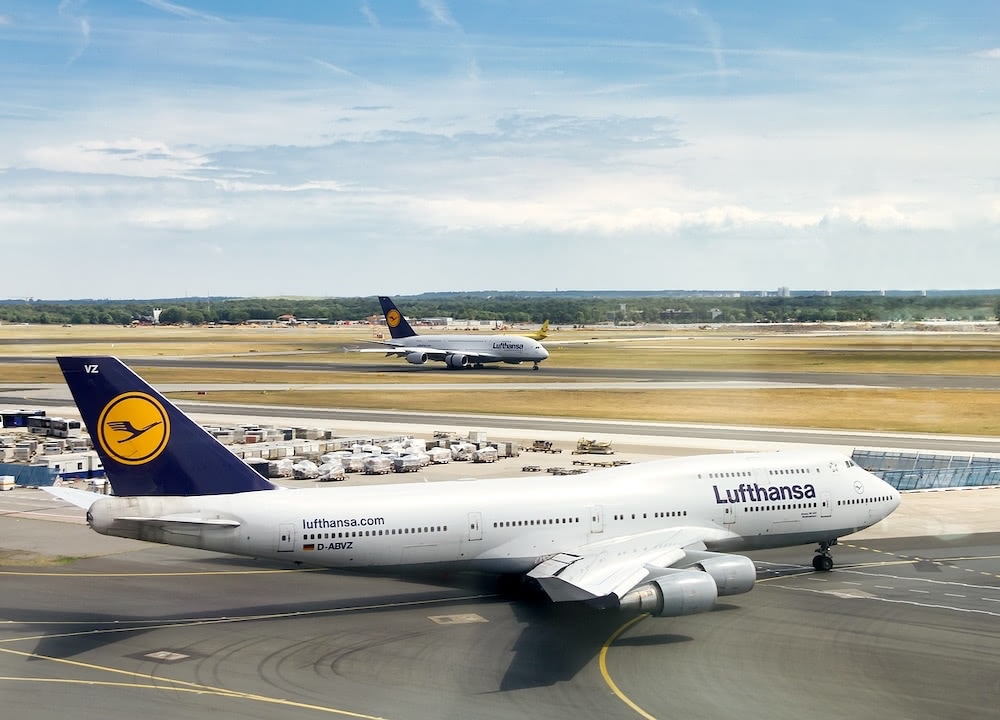 Avión a reacción de 4 motores de turbina de la aerolínea Lufthansa.