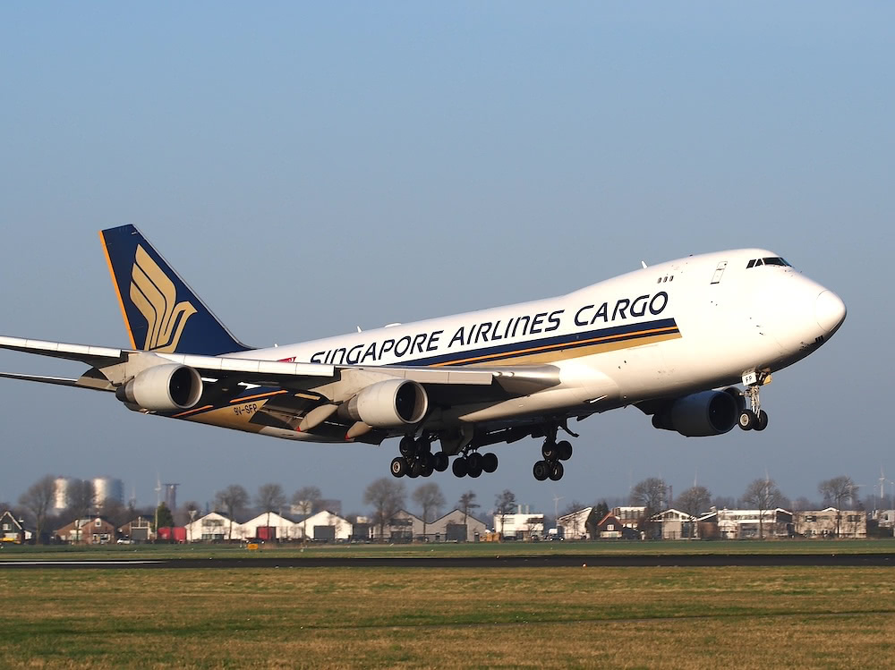 Avión de carga de la compañía Singapore Airlines Cargo, aterrizando en un aeropuerto.