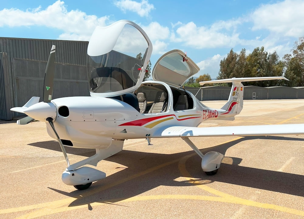 Avión monomotor de pistón Diamond DA40 NG de One Air, uno de los tipos de aviones más utilizados en formación.