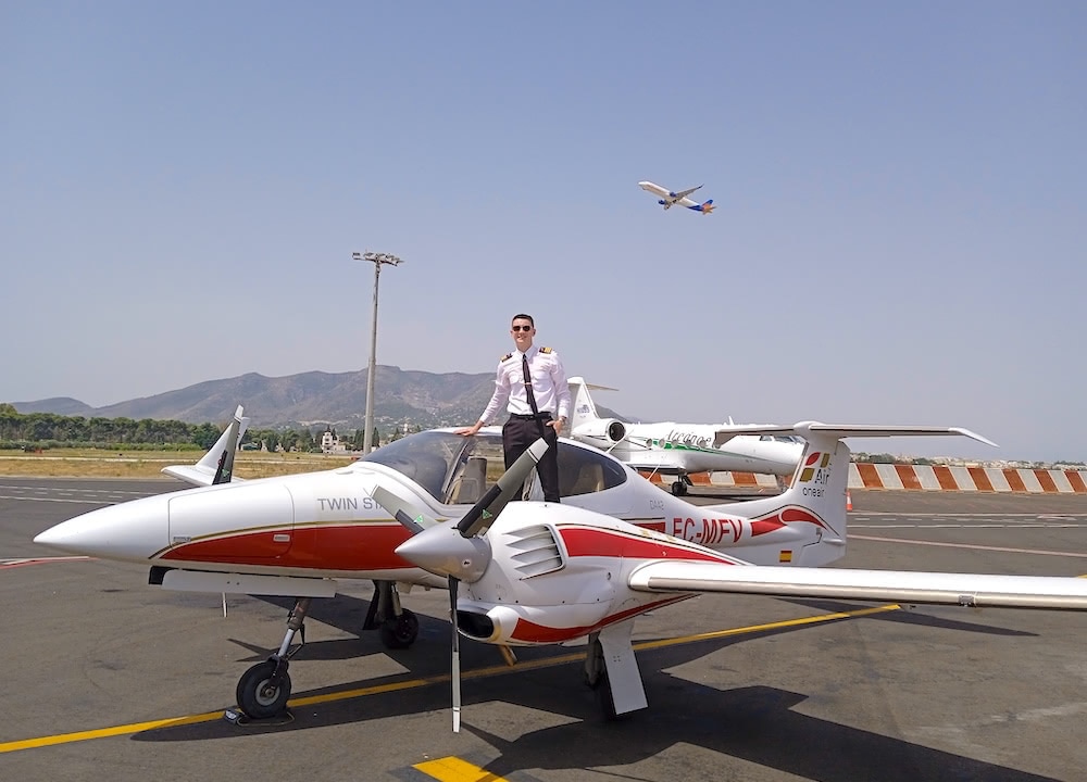 Avión multimotor de pistón Diamond DA42 en el aeropuerto de Málaga. Este tipo de avión es ultrafiable para vuelos largos.